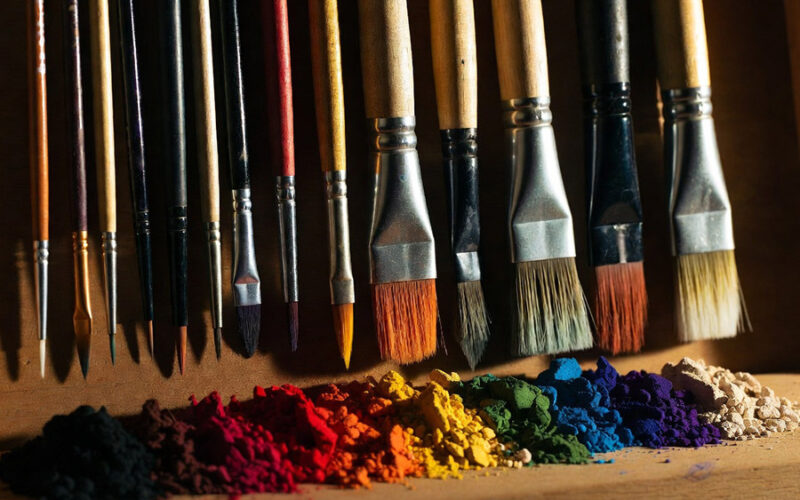 Pinceaux pigments outils artiste peinture création