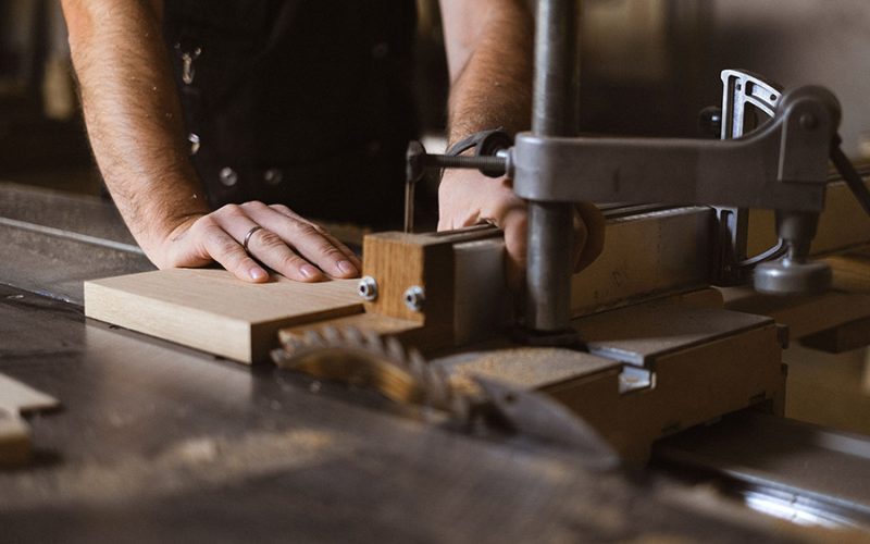 Mains artisan travail précision détail