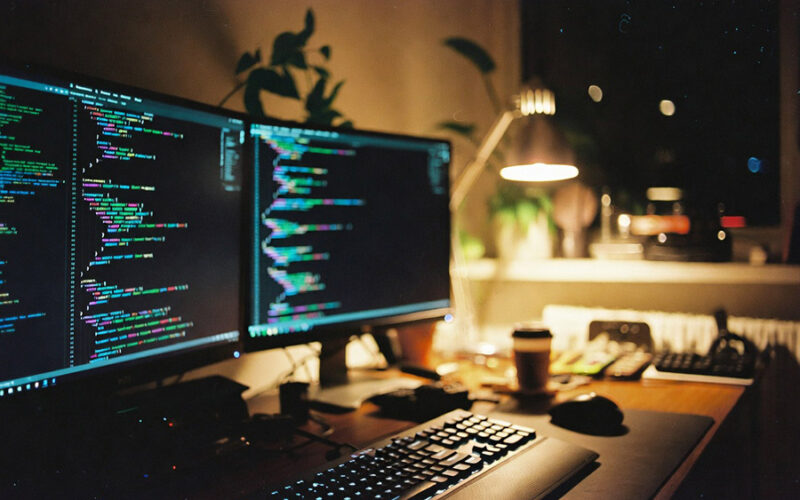 Bureau développeur setup écrans code nuit cozy