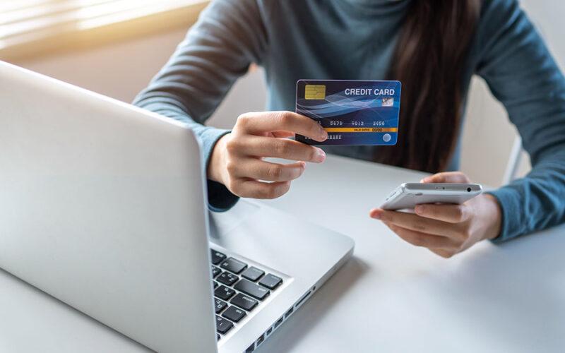 Paiement en ligne sécurisé carte bancaire laptop boutique