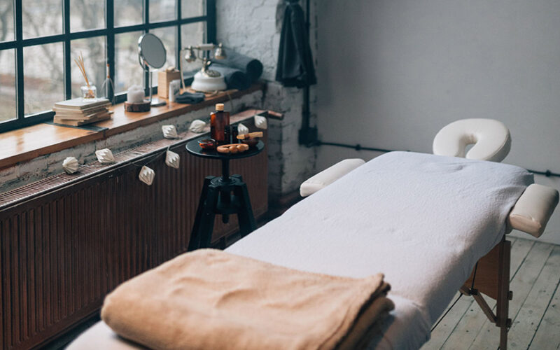 Table de soins ostéopathie cabinet propre lumière naturelle