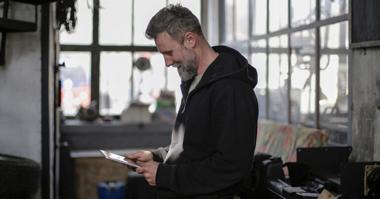 Artisan consultant Google Maps sur smartphone recherche locale Flandres