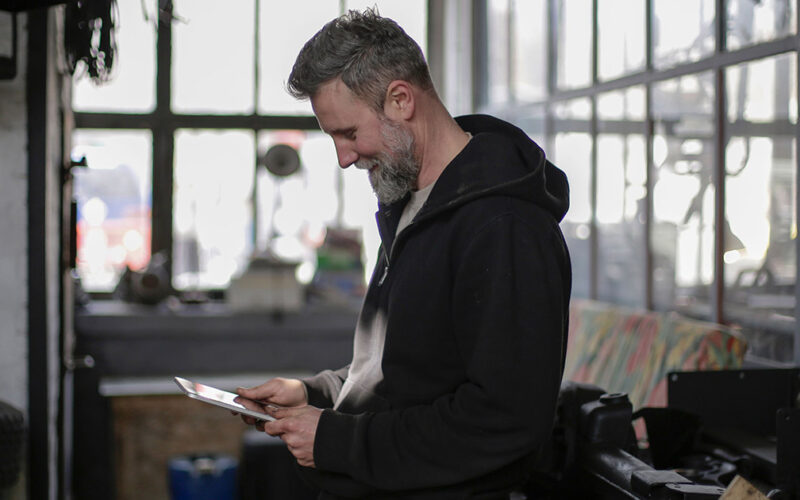 Artisan consultant Google Maps sur smartphone recherche locale Flandres