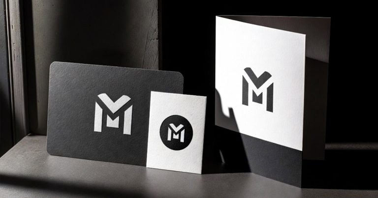 Identité visuelle complète mockup sombre cartes et logo