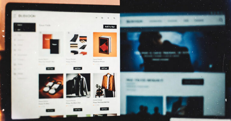 Comparaison site vitrine et boutique e-commerce sur deux écrans