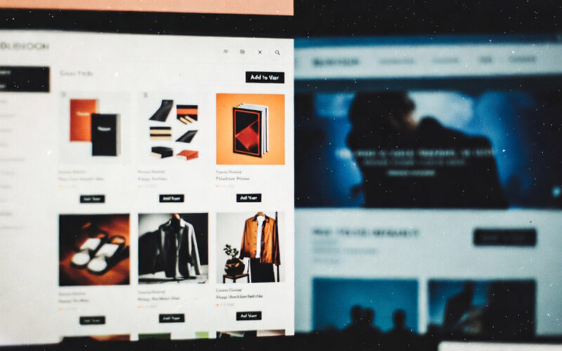 Comparaison site vitrine et boutique e-commerce sur deux écrans