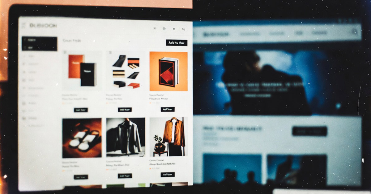 Comparaison site vitrine et boutique e-commerce sur deux écrans
