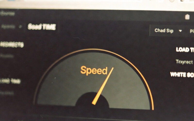 Interface WordPress avec indicateur de performance vitesse sur fond sombre
