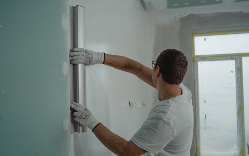 Ouvrier sur chantier de construction rénovation bâtiment