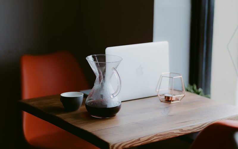 Espace de travail moderne entrepreneur ordinateur portable