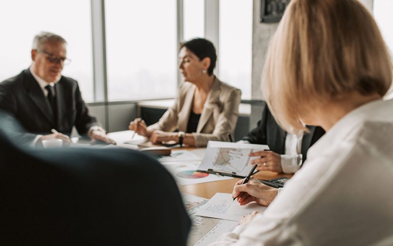 Équipe PME en réunion de travail ambiance bureau professionnelle