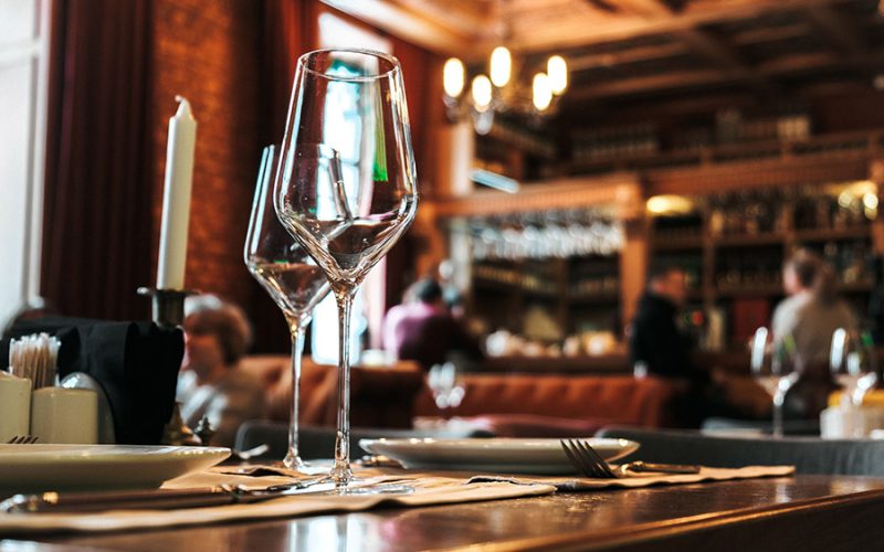 Salle de restaurant bistrot ambiance chaleureuse France