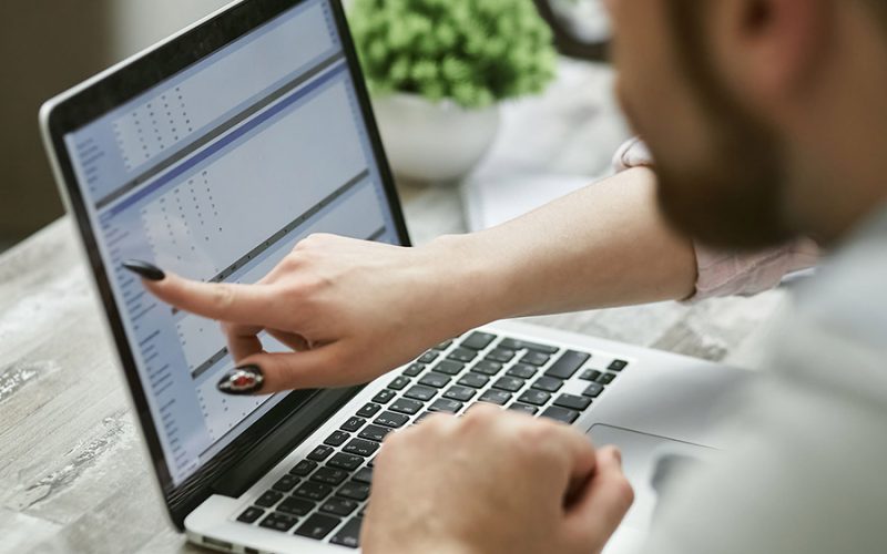 Dashboard analytics SEO graphiques statistiques sur laptop