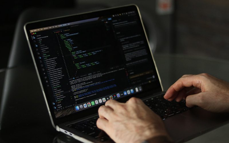 Développeur travaillant sur du code sur écran sombre
