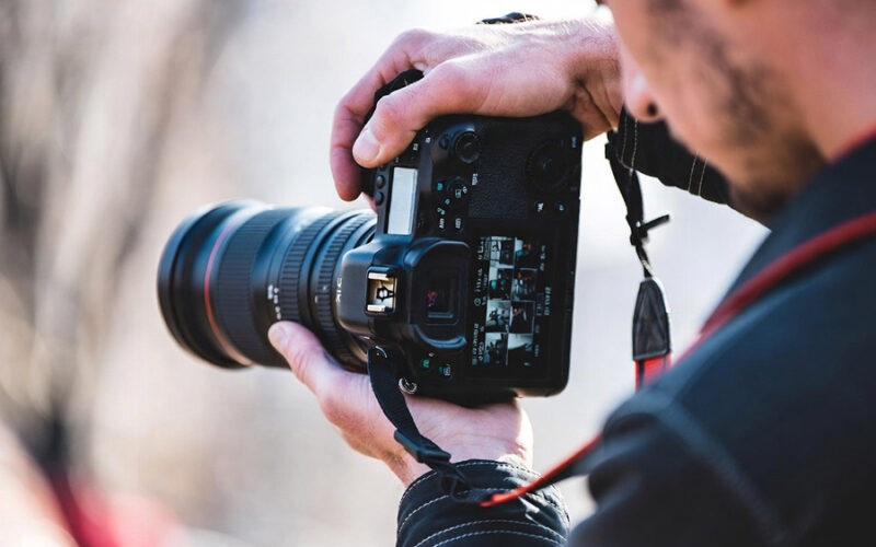 Photographe professionnel reflex appareil photo travail