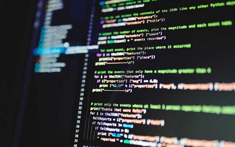 Développeur web code laptop sombre
