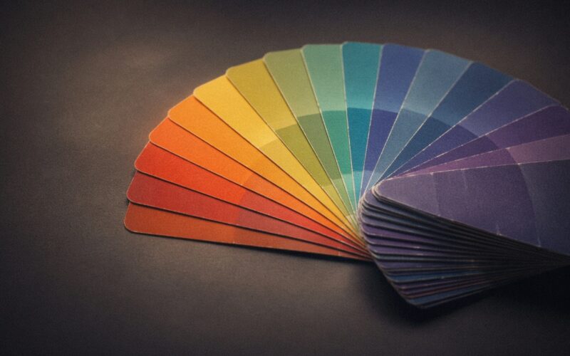 Éventail de nuanciers de couleurs présenté sur fond sombre pour une identité de marque